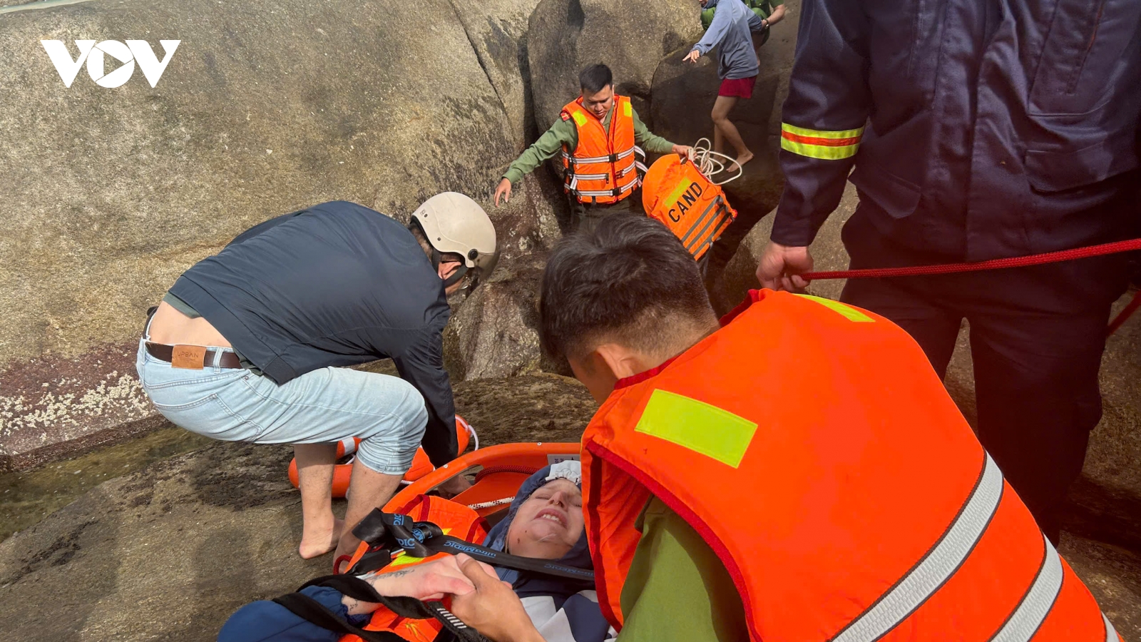 Kịp thời cứu 2 du khách nước ngoài bị sóng biển cuốn